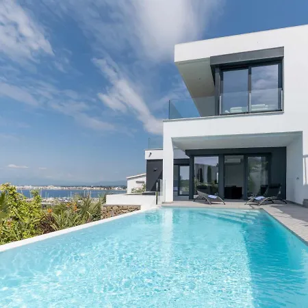 Kaia By Interhome Roses